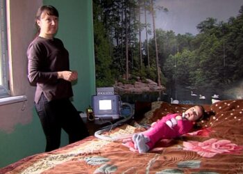 “Синдром прокляття Ундіни”: на Рівненщині мама дівчинки з рідкісним захворюванням просить про допомогу (ВІДЕО)