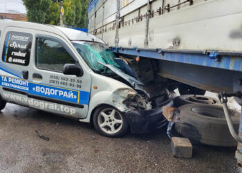 У Дніпрі автомобіль влетів під фуру: постраждали двоє людей |   — новости Днепра