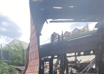 У Тернополі на бульв. Тараса Шевченка демонтують тимчасову споруду закладу громадського харчування