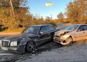 У Запоріжжі на трасі врізались авто: 3 постраждалих