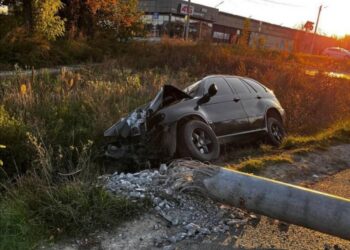 В Обарові п`яний водій BMW X5 наїхав на опору тролейбусних ліній