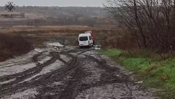 Запорізькі рятувальники продовжують надавати допомогу водіям на «Дорозі життя»