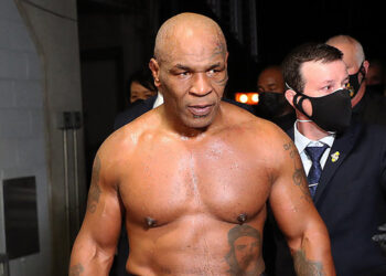 «Повезло, что там было кресло». Бывший чемпион мира по боксу Тайсон упал со скейтборда