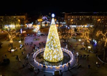 Голова Запорізької ОВА запропонував мешканцям міста відмовитись від головної ялинки, однак запропонував альтернативу — Новини Херсонщіни