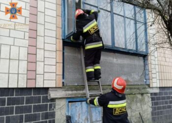 Кіровоградщина: У Новгородці рятувальники надали медикам доступ до хворого чоловіка