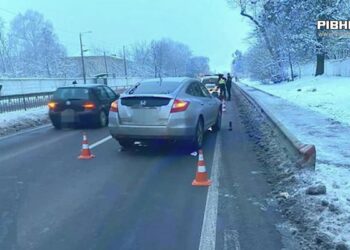 Неповнолітня потрапила під колеса автомобіля в Острозі (ВІДЕО)