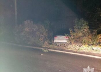 Рівнянин з ознаками алкогольного сп’яніння не справився з керуванням та пошкодив металеву огорожу