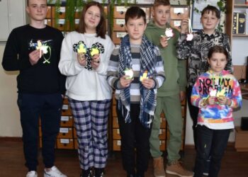 У Кропивницькому школярі разом з поліцейським виготовляють флікери