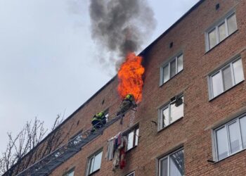 У п’ятиповерховому будинку в місті Рівне по вулиці Коцюбинського пожежа ( ФОТО)