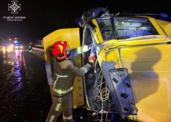 У Рівненському районі перекинулася автоцистерна з рідким бітумом (ФОТО)