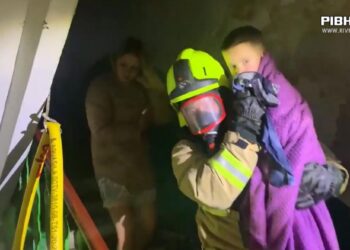 У Рівному на вулиці Княгині Ольги горіла квартира (ВІДЕО)