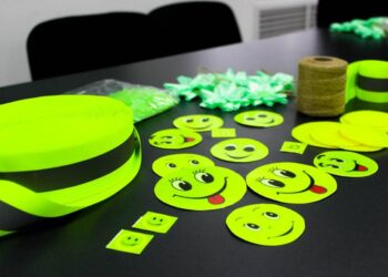 У Рівному поліцейські із дітьми виготовили світловідбивачі