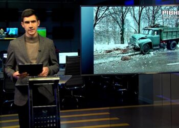 У Рівному водій вантажівки збив електроопору (ВІДЕО)