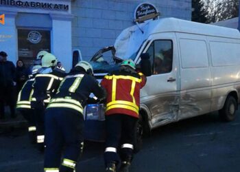 В центрі Запоріжжя маршрутка з пасажирами перекинулась на бік