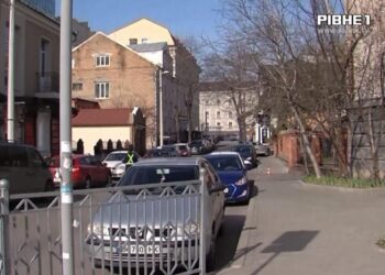 З 1 листопада муніципальна варта у Рівному штрафуватиме водіїв за неправильне паркування (ВІДЕО)