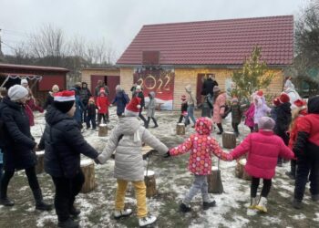 Діти евакуйовані з Бахмутського напрямку побували у резиденції Святого Миколая на Київщині (відео) — Новини Херсонщіни