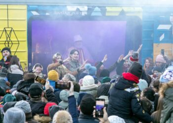 Діти Миколаєва отримали різдвяні подарунки від UNICEF Ukraine на залізничному вокзалі — Новини Херсонщіни