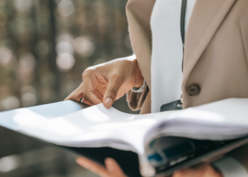 Які відомості повинна містити довідка про доходи фізичної особи, що надається підприємством для податкової знижки?