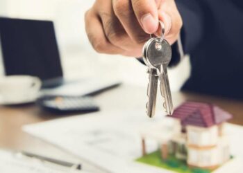 Який порядок обчислення податку на нерухоме майно для фізичної особи у разі зміни власника протягом року?