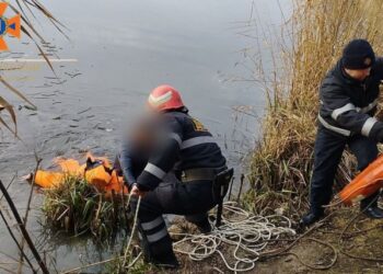 Кіровоградщина: На Синюсі громадянин провалився під лід, рятуючи птахів (ВІДЕО)