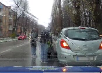 Кропивницькі патрульні допомогли жінці замінити пошкоджене колесо (ВІДЕО)