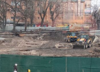 Кропивницький: Центральний сквер поступово зникає на очах (ФОТО)