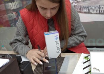 На Рівненщині переселенка з Донецької області плете маскувальні сітки і бере участь у благодійних проєктах