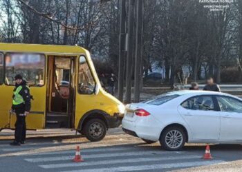 У Кропивницькому водій маршрутки спричинив аварію