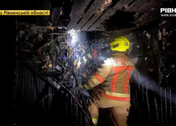 У Рівному горів приватний житловий будинок — 5 людей евакуювали, один чоловік отримав опіки (ВІДЕО)