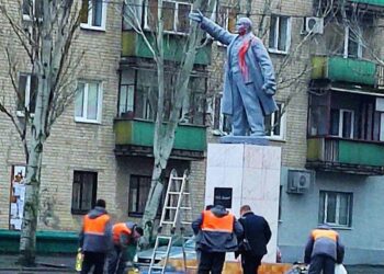 В окупованому Мелітополі пам’ятник Леніну облили червоною фарбою