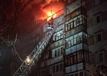 Вранці через обстріли у Херсоні загорілись квартири: в одній із квартир знайшли загиблого — Новини Херсонщіни