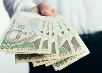 З лютого по вересень середня зарплата в Україні впала майже на 750 гривень – Новини Кам’янське