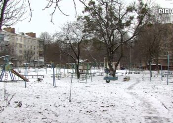 Загадкова смерть: у Рівному, у дворі багатоповерхівок виявили тіла двох чоловіків (ВІДЕО)