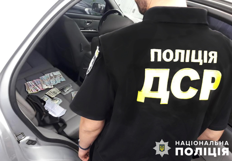 запорізькі поліцейські повідомили про підозру членам озг, які за гроші сприяли безперешкодному проходженню перевірки перед виїздом на тимчасово окуповану територію