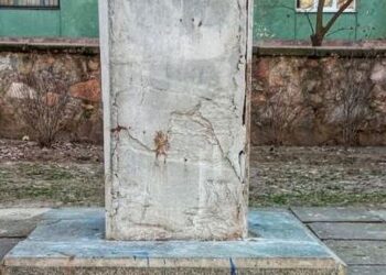 Біля запорізької школи демонтували бюст Пушкіна