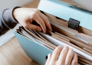 Чи може податковий орган надати платнику у паперовій формі декілька оригіналів довідки-підтвердження статусу податкового резидента України?