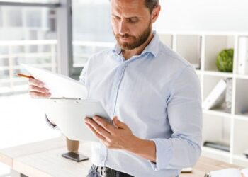 Чи може засновник виконувати функції керівника юридичної особи в частині складання та підпису податкової звітності?