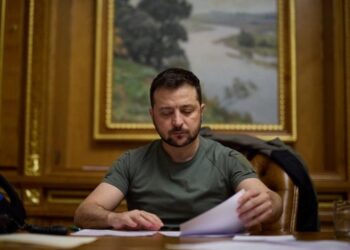 Чиновникам і заброньованим заборонять виїжджати за кордон без службових цілей — указ і список | Новини Політики