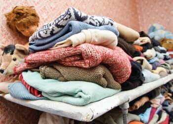 Дітям-переселенцям пропонують теплий одяг і взуття у Рівному