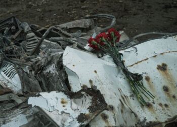 Як триває розбір завалів у Дніпрі після прильоту (ВІДЕО)