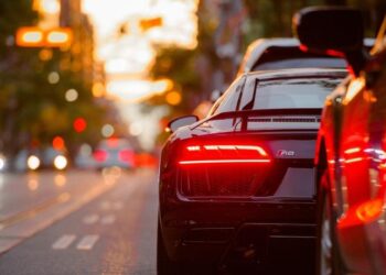 Яким чином юридичні особи обчислюють та сплачують транспортний податок?