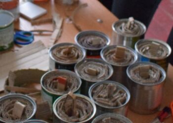 Кропивницькі гімназисти накрутили окопних свічок для воїнів під Бахмутом