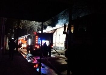 Кропивницький: Триває гасіння пожежі у кафе «Адмірал»