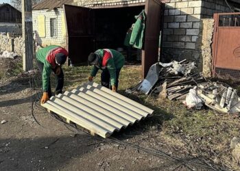 Наслідки рактених обстрілів росіян: комунальники полагодили більше 20 будинків (Фото)