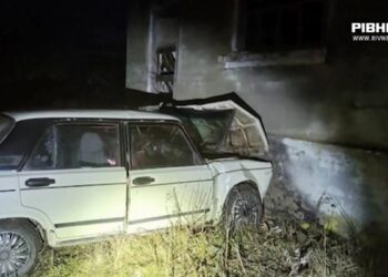 Навчалася водінню напідпитку: На Дубенщині водійка врізалась у нежитлову будівлю (ВІДЕО)