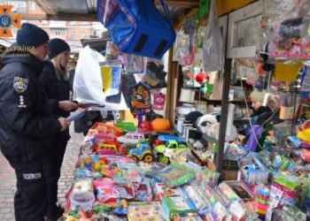 Продавців Новомиколаївського ринку попереджають про заборону продажу піротехнічних виробів