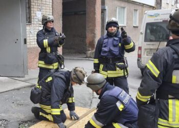 Рятувальники допомагають людям закривати вікна після обстрілів — Новини Херсонщіни