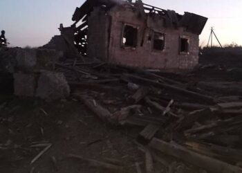 росіяне атакували Запоріжжя ракетами з авіації: під завалами загинула жінка