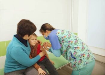 У Рівному вперше від коронавірусу вакцинували дітей