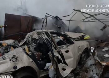 Уламками від вибуху у Херсоні пошкоджено автівку: водія забрала «швидка», жінка загинула — Новини Херсонщіни